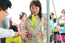 会場の様子、ぶどう・ワインのサービスの様子